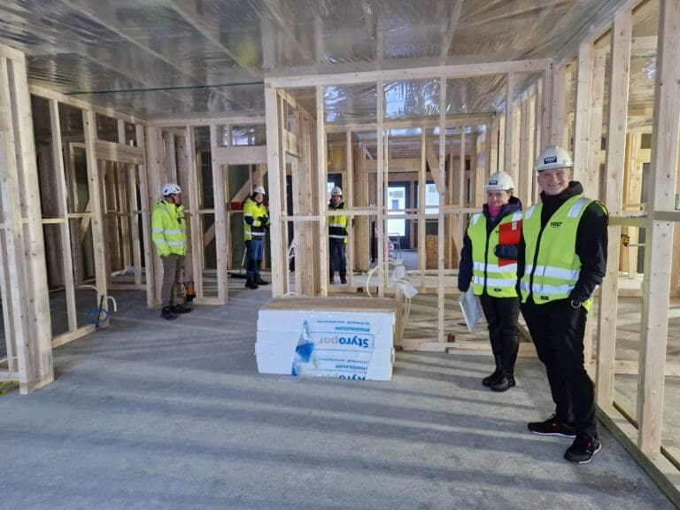 Avdelingsleder Lena Arntsen og verneombud Svein Tore Andreassen er begge fornøyde med det de fikk se og høre da vi besøkte Skarveien 12.