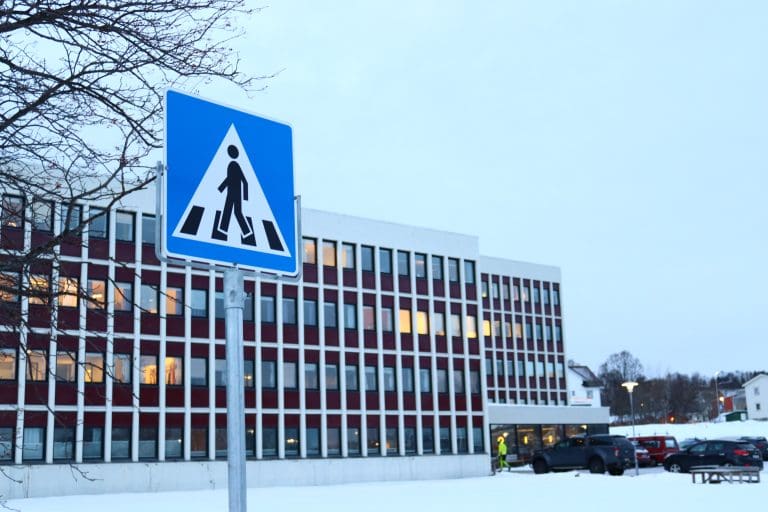 Fotgjengerovergang skilt utenfor Hadsel Rådhus