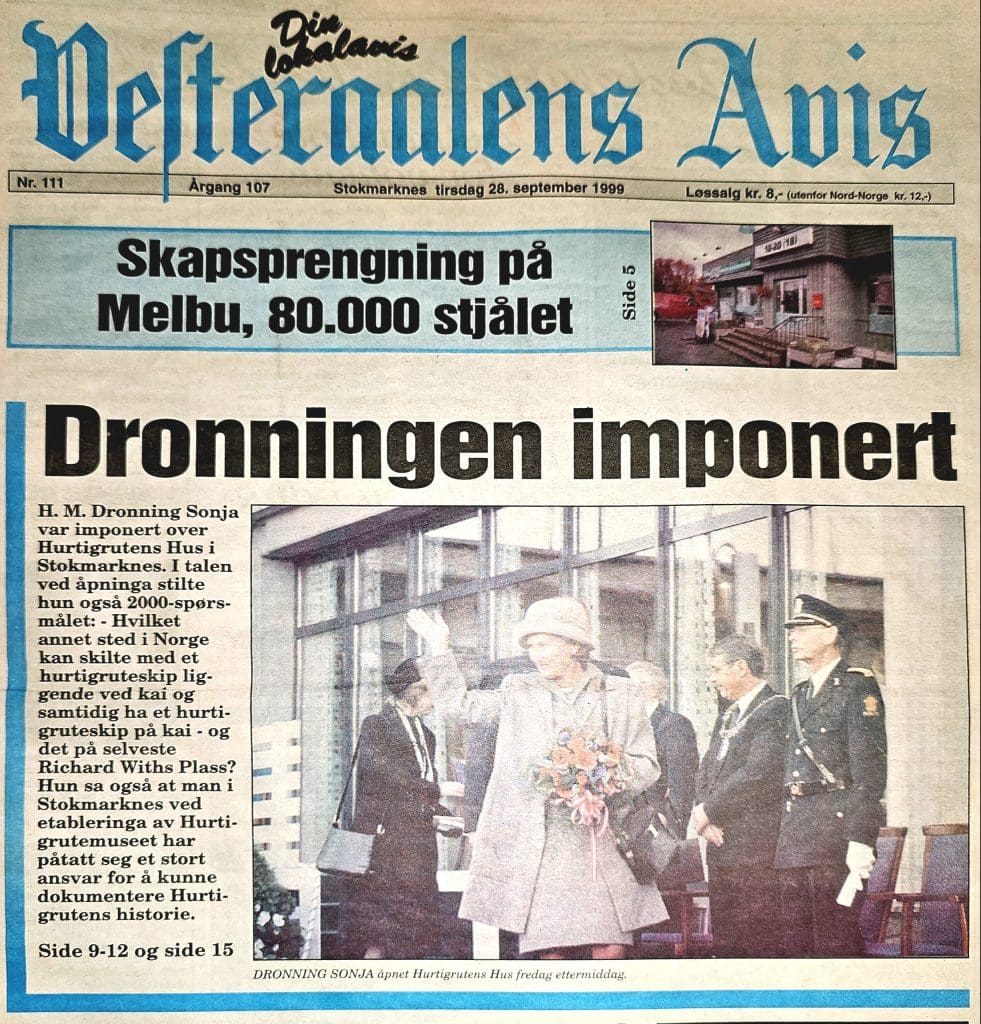 Vesterålen Avis utklipp 28.09.1999 viser Dronning Sonja på åpningen av Hurtigrutens Hus