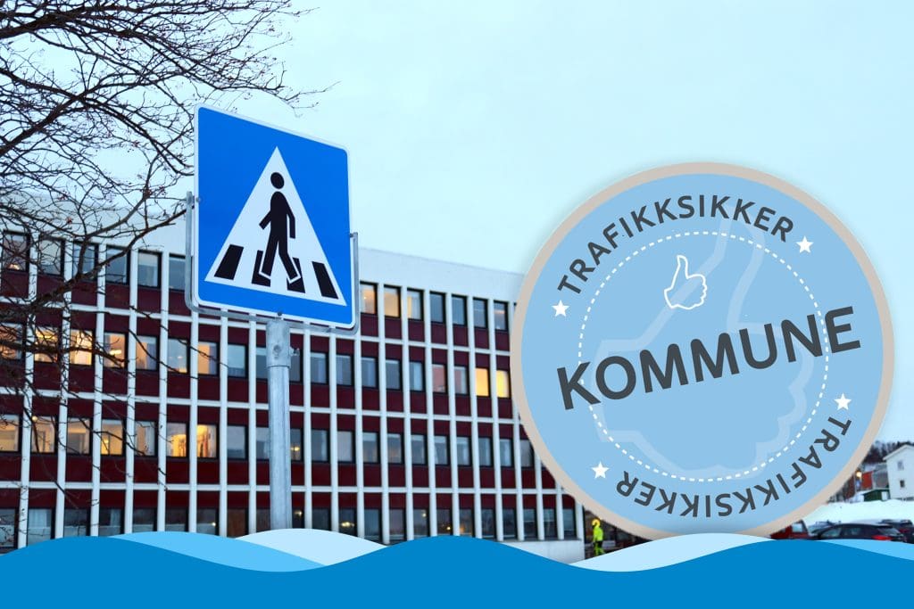 Bilde av rådhuset med gangfelt skilt, og Trafikksikker kommune merke