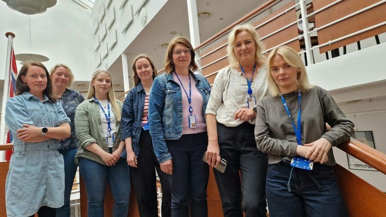 Bildet viser arbeidsgruppen: Fra høyre Vilde Rødli, Hege Therese Viken, ny leder i tjenesten Lena Leinan, Kristine Wisth Paulsen og Sunniva Nilsen, sammen med June Rondestvedt og Johanne Punsvik fra KORUS nord. Bilder er fra KORUS nord