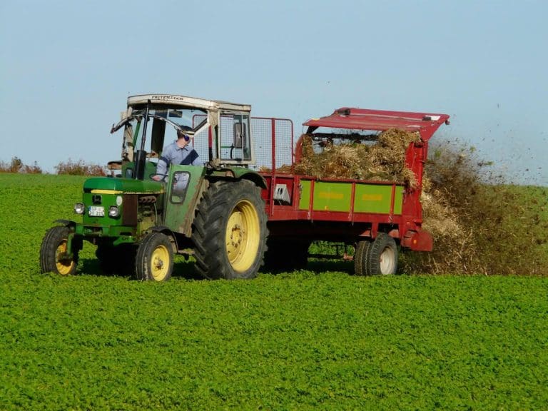 Traktor som sprer husdyrsgjødsel