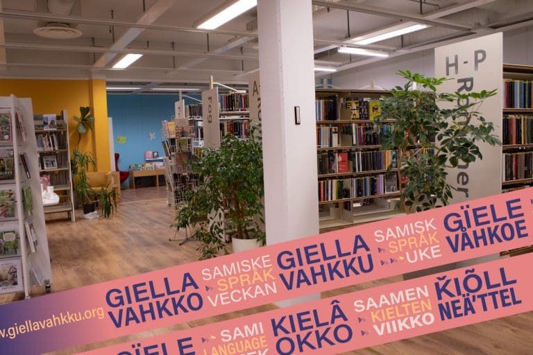 Bilde fra innsiden av Hadsel Folkebibliotek med tekst: Samisk språkuke