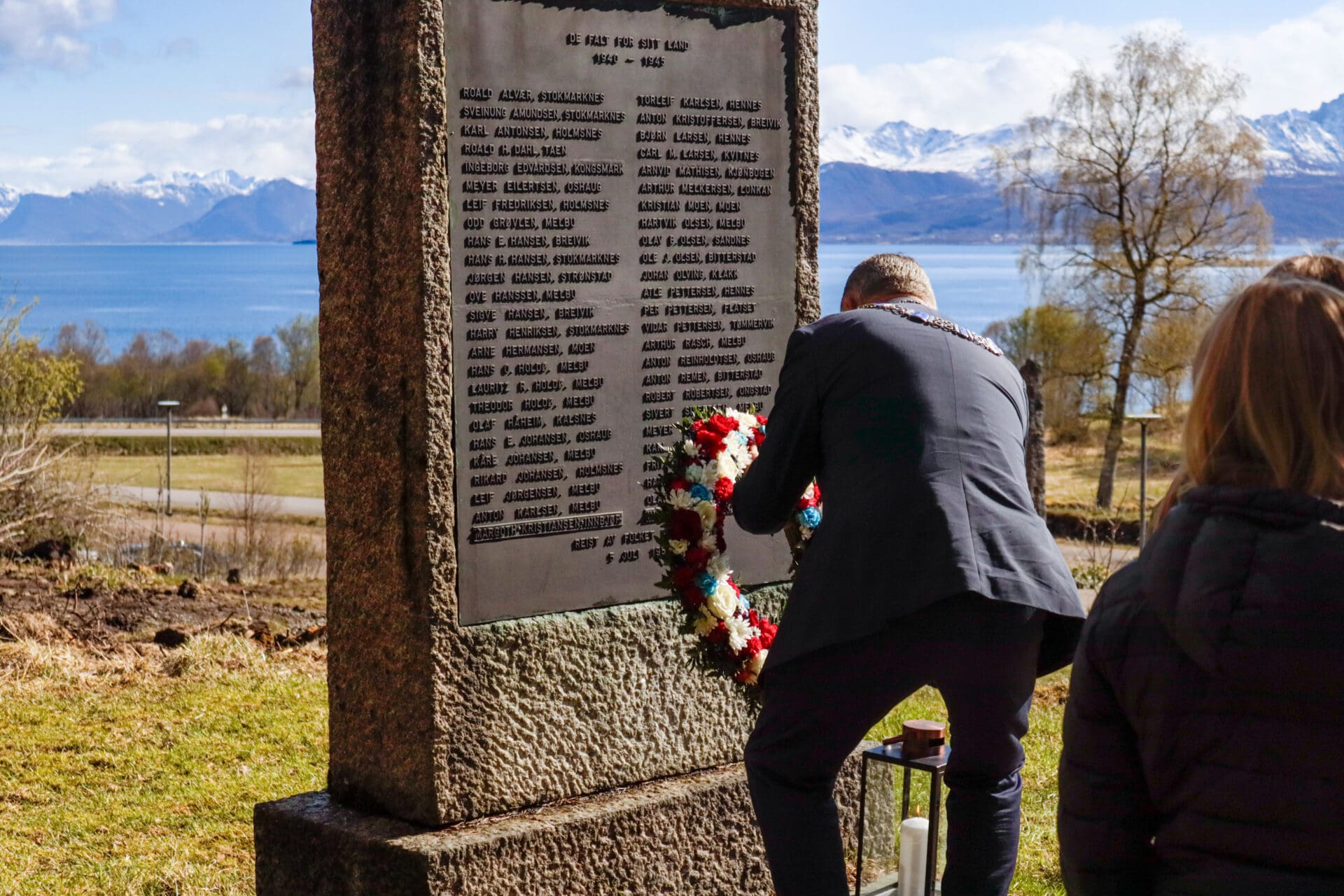 Kjell-Børge legger ned krans på minnebautaen ved Hadsel kirke
